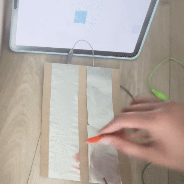 This is two buttons working, one for rotating and the other for changing the texture.       